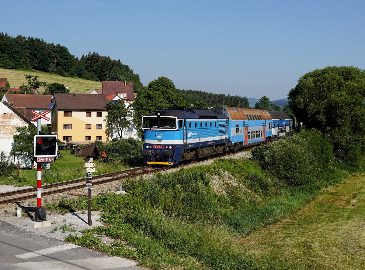Die 754 015 mit einem Os nach Nové Údolí am 15.06.2017 unterwegs bei Třísov.