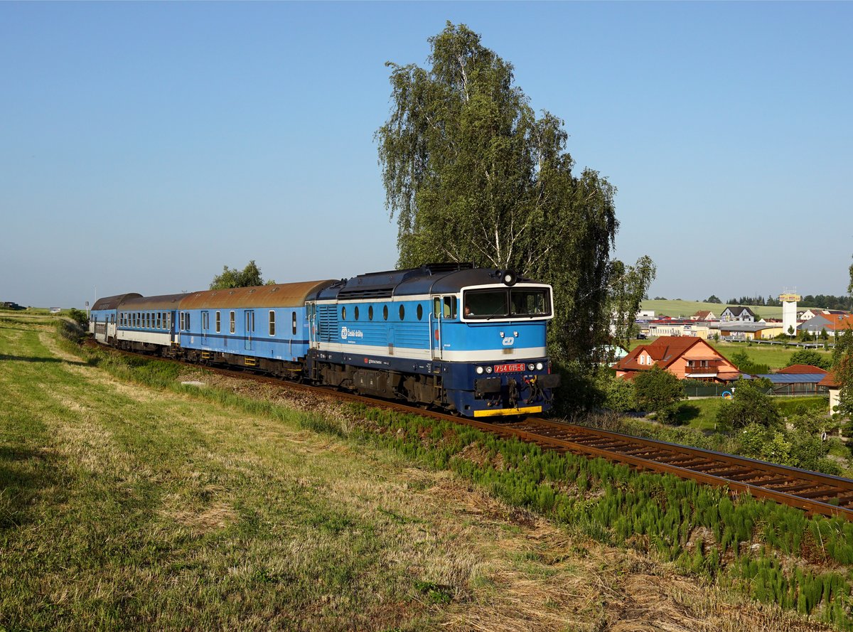 Die 754 015 mit einem Os nach Nové Údolí am 24.06.2017 unterwegs bei Český Krumlov.