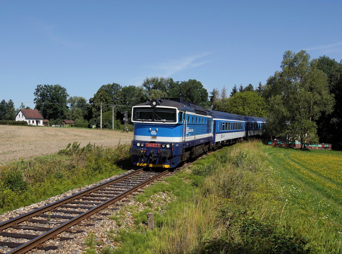 Die 754 015 mit einem Ex nach Nové Údolí am 15.08.2017 unterwegs bei Holubov.