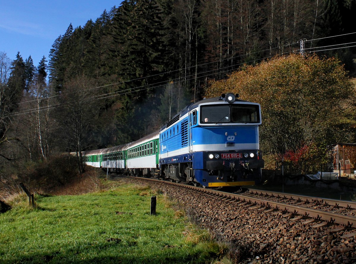 Die 754 015 mit einem Os nach Pilsen am 15.11.2014 unterwegs bei Böhmisch Eisenstein.