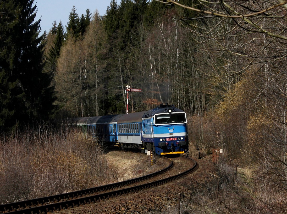 Die 754 015 mit einem Os nach Bayerisch Eisenstein am 08.03.2015 unterwegs bei Zelená Lhota.
