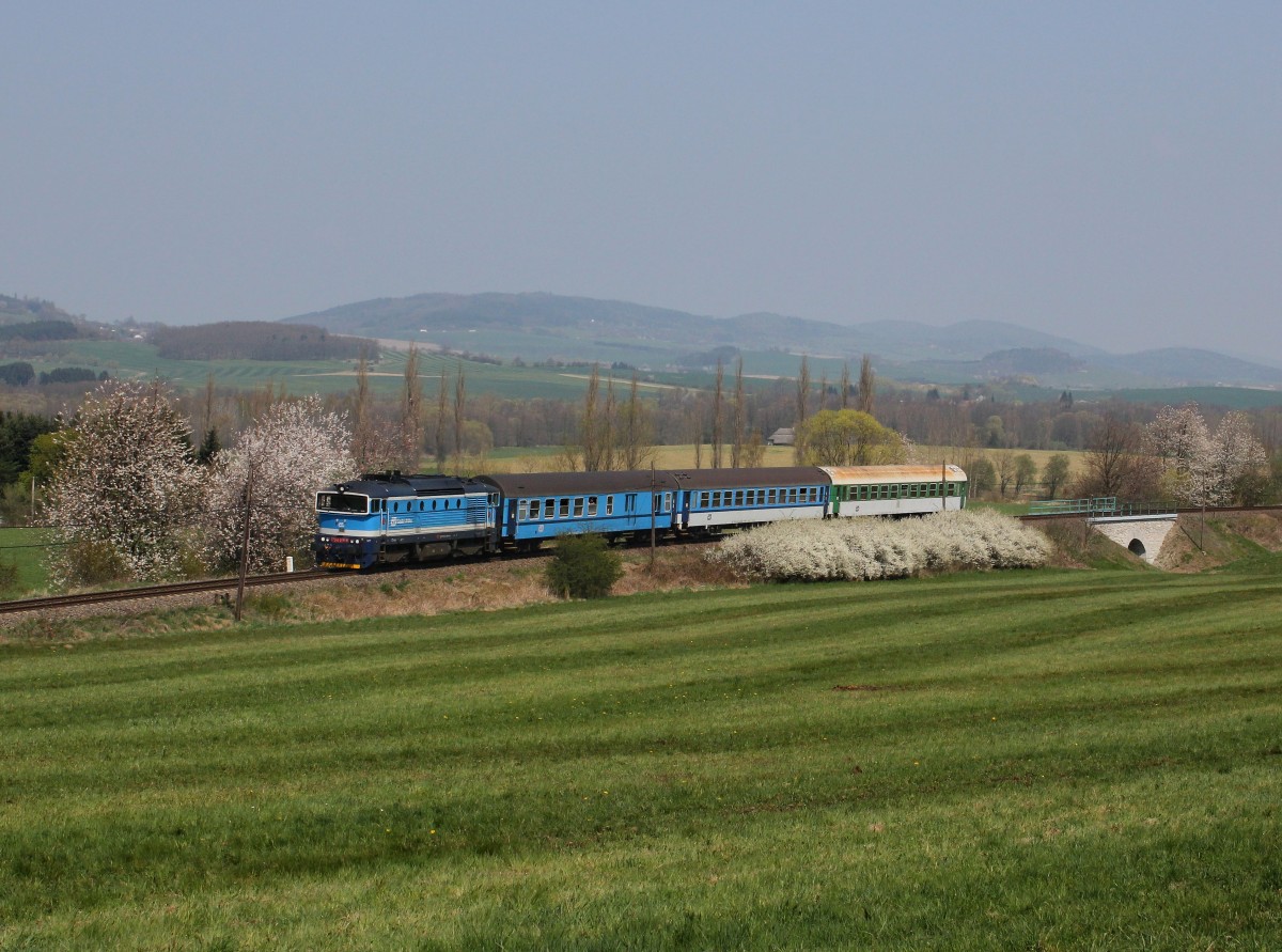 Die 754 015 mit einem Os nach Nýrsko am 24.04.2015 unterwegs bei Starý Láz.