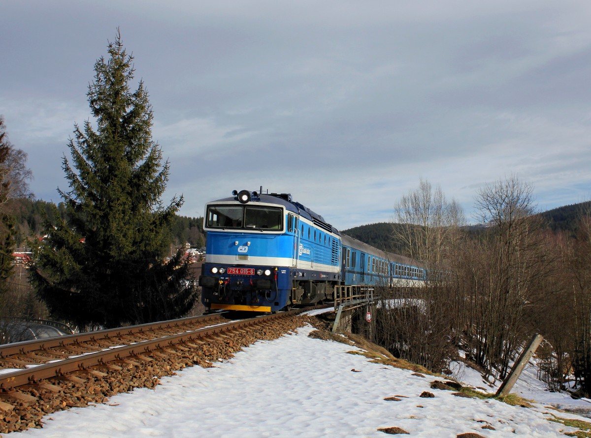 Die 754 015 mit einem Os nach Bayerisch Eisenstein am 01.01.2013 unterwegs bei Böhmisch Eisenstein.