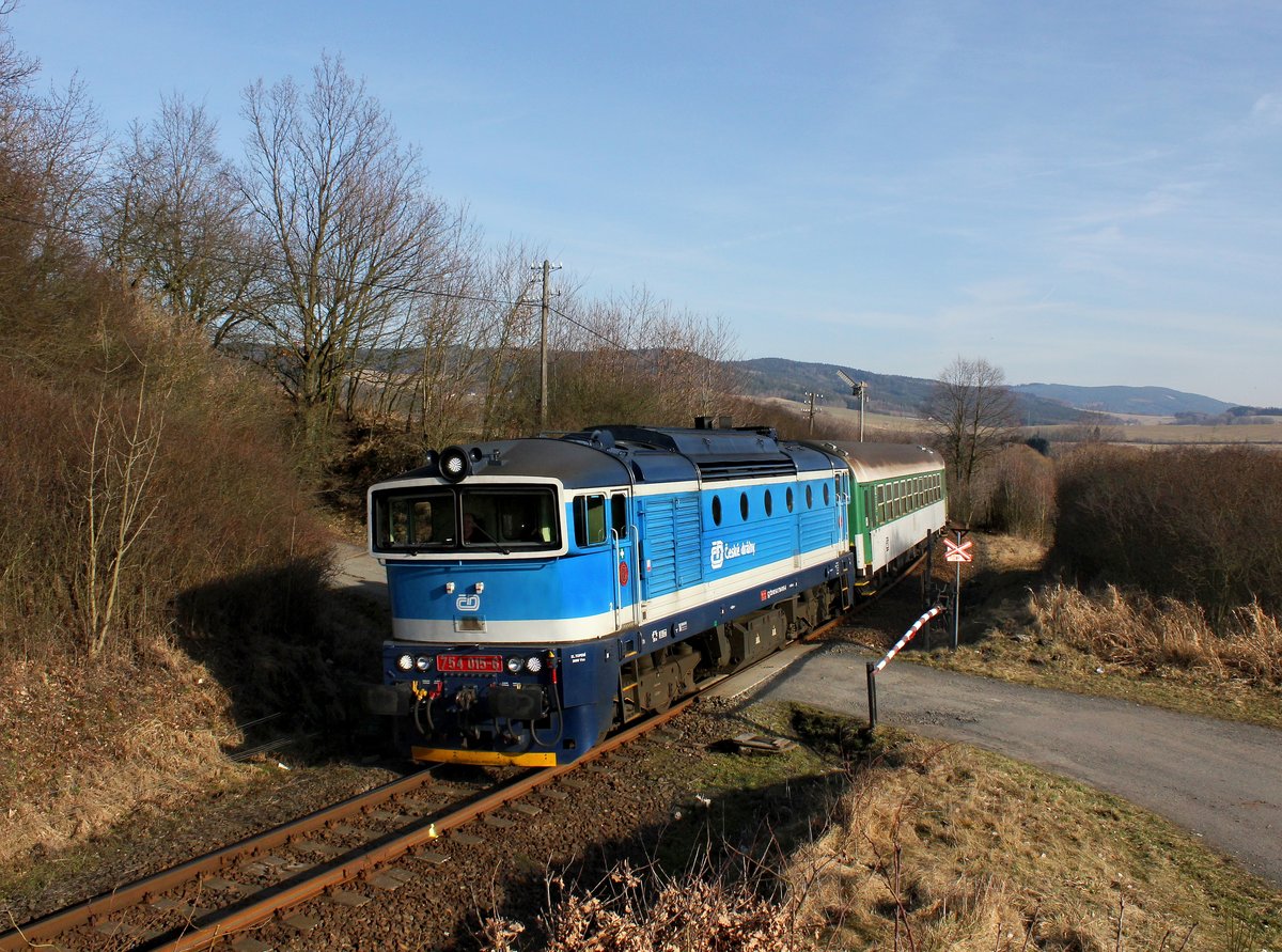 Die 754 015 mit einem Os nach Pilsen am 08.03.2015 unterwegs bei Nýrsko.