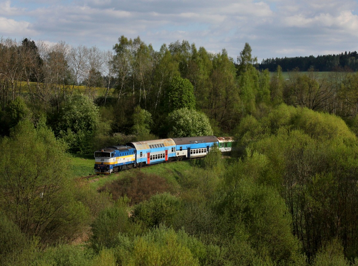 Die 754 020 mit einem Os nach České Budějovice am 04.05.2014 unterwegs bei Kájov.