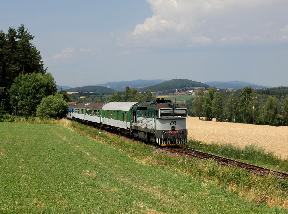 Die 754 022 als Os nach Nové Údolí am 18.07.2015 unterwegs bei Třísov.