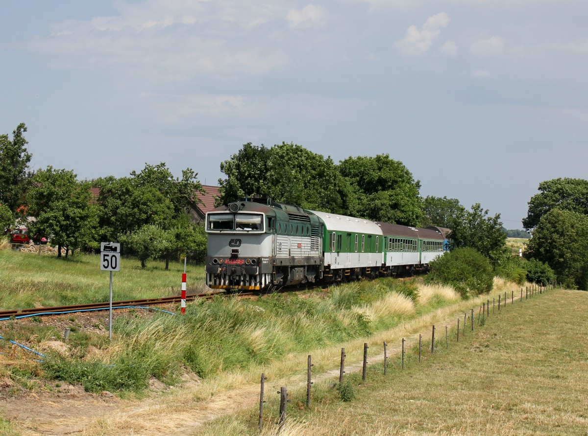 Die 754 022 als Os nach Nové Údolí am 18.07.2015 unterwegs bei Srnín.
