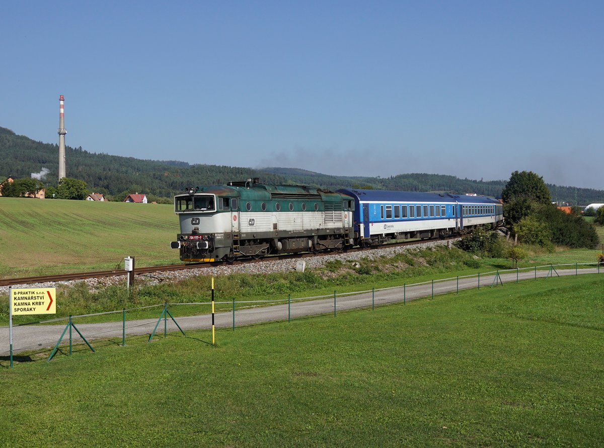 Die 754 022 mit einem R nach Český Krumlov am 17.09.2018 unterwegs bei Přísečná.