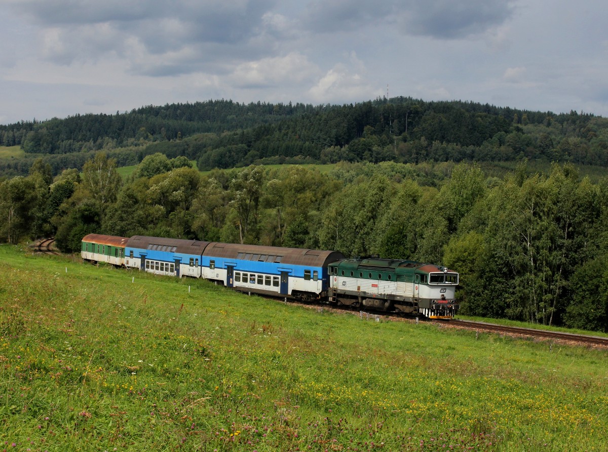 Die 754 022 mit einem Os nach České Budějovice am 29.08.2014 unterwegs bei Hořice na Šumavě.