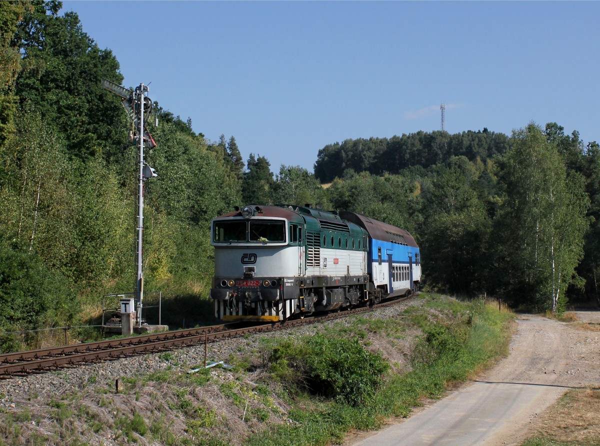 Die 754 022 mit einem Os nach Český Budějovice am 07.08.2015 unterwegs bei Kájov.