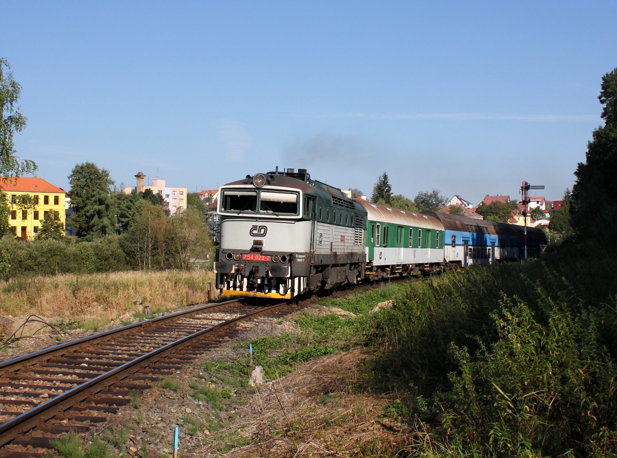 Die 754 022 mit einem Os nach Nové Údolí  am 29.08.2015 unterwegs bei Kájov.