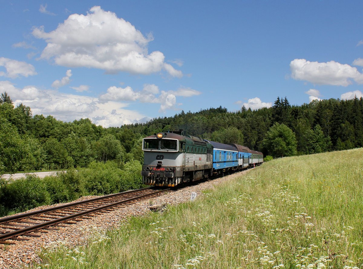 Die 754 022 mit einem Os nach Nové Údolí am 18.06.2016 unterwegs bei Šebanov.