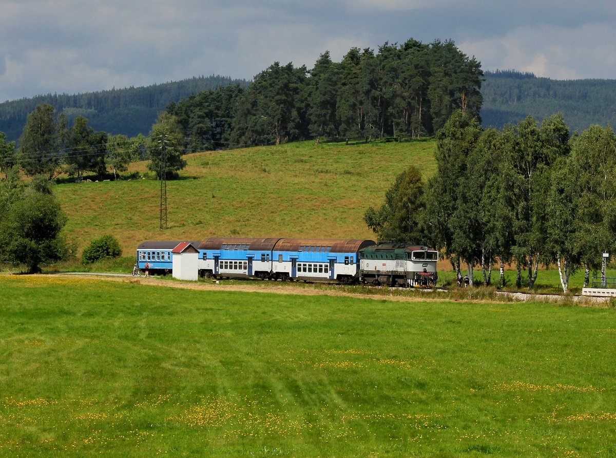 Die 754 022 mit einem Os nach České Budějovice am 14.08.2016 unterwegs bei Hory.