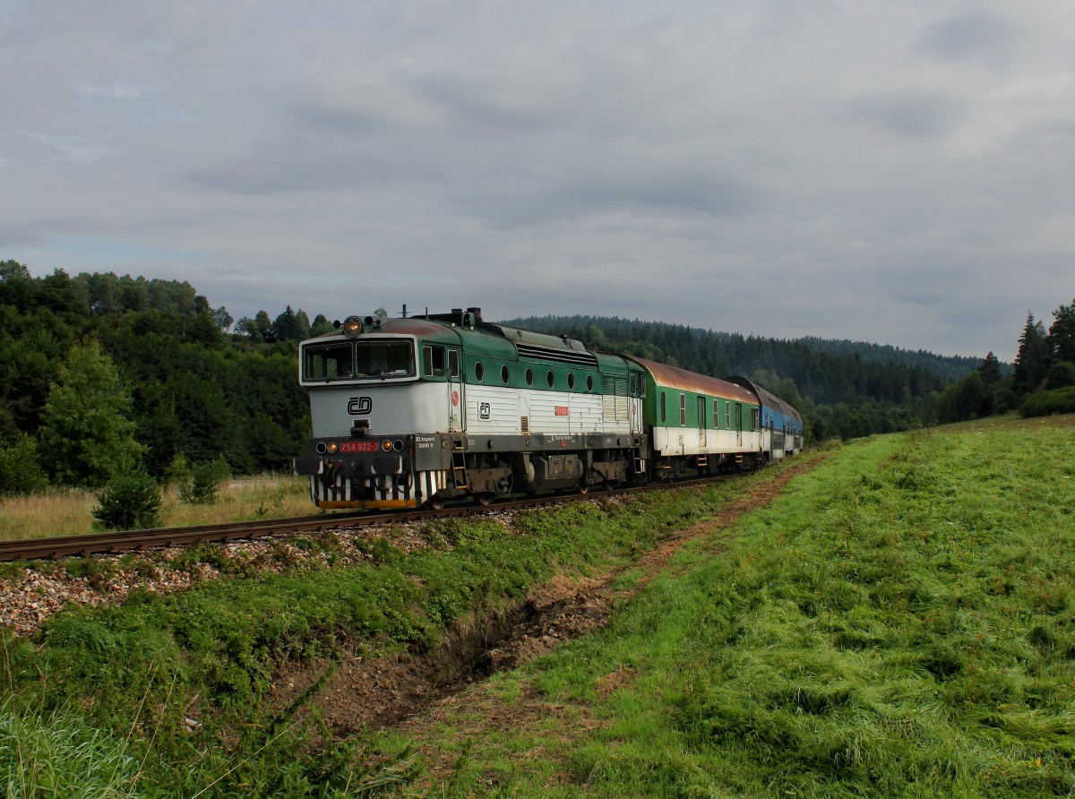 Die 754 022mit einem Os nach Nové Údolí am 29.08.2014 unterwegs bei Šebanov.