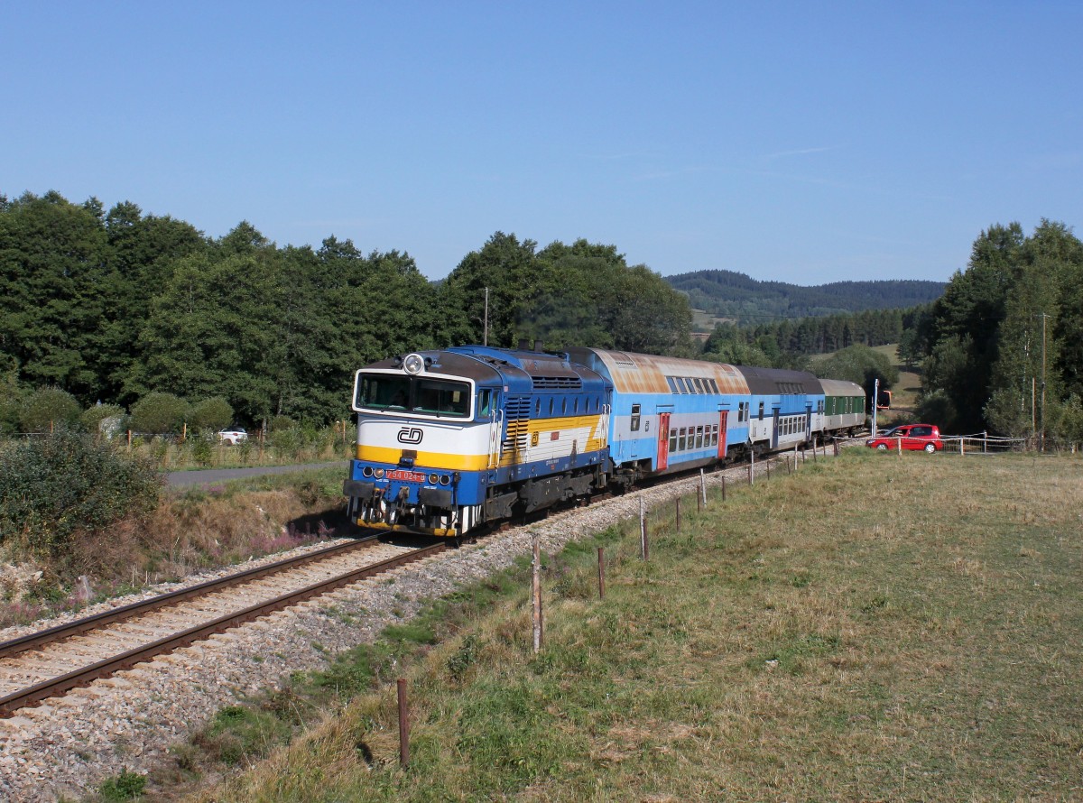 Die 754 024 mit einem Os nach Český Budějovice am 29.08.2015 unterwegs bei Horní Planá.