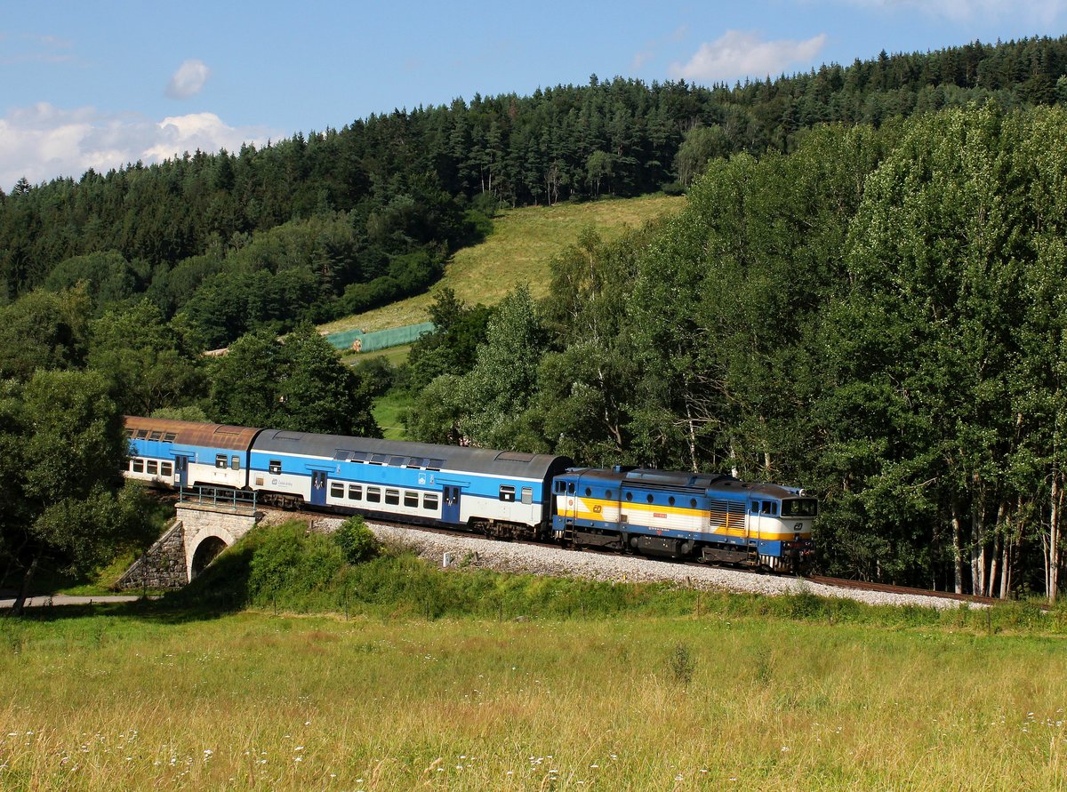 Die 754 024 mit einem Os nach České Budějovice am 30.07.2016 unterwegs bei Hořice na Šumavě.