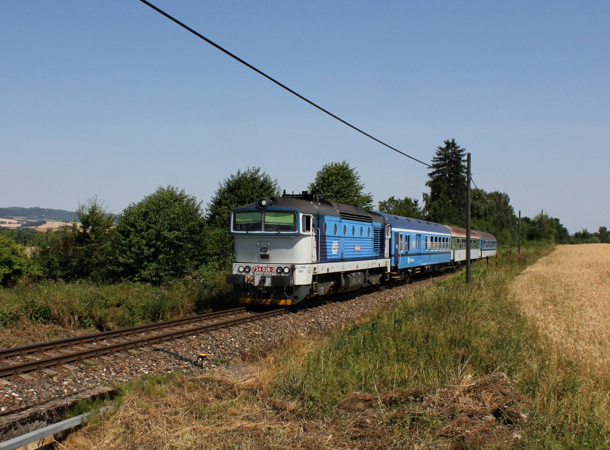 Die 754 026 mit einem Os nach Bayerisch Eisenstein am 27.07.2013 unterwegs bei Petrovice nad Úhlavou