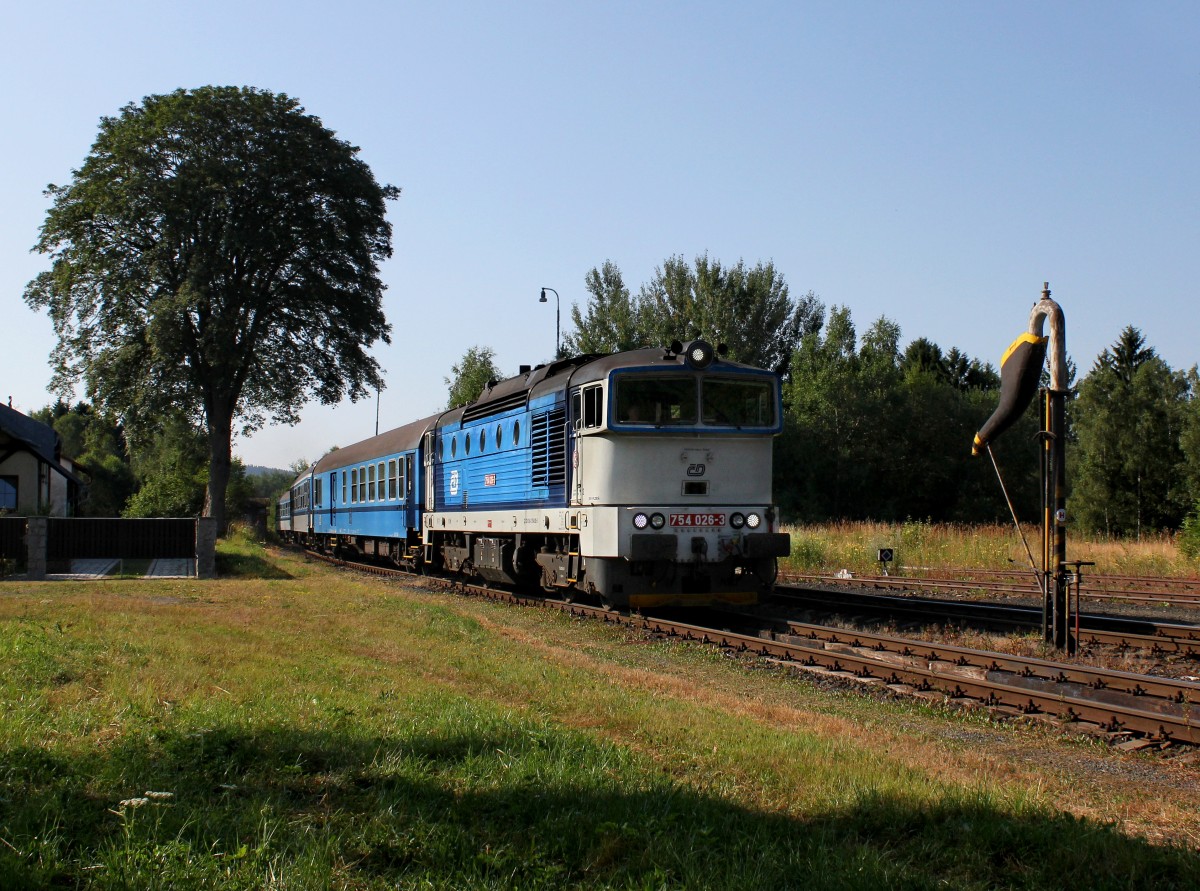 Die 754 026 mit einem R am 27.07.2013 bei der Einfahrt in Špičák.