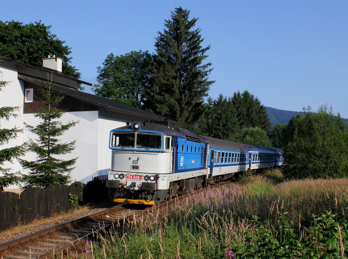 Die 754 026 mit einem R nach Bayerisch Eisenstein am 27.07.2013 unterwegs bei Böhmisch Eisenstein.