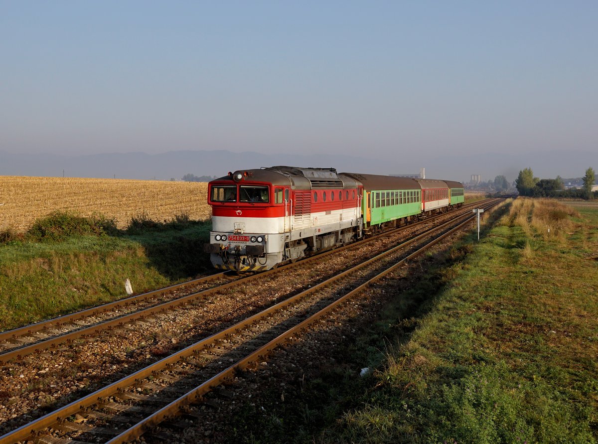 Die 754 033mit einem Os am 21.09.2018 unterwegs bei Turčianske Teplice.