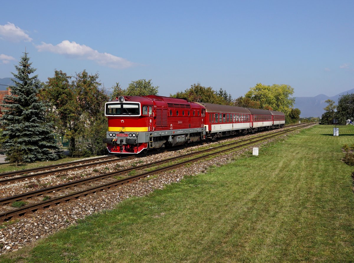 Die 754 034 mit einem Os am 20.09.2018 unterwegs bei Košťany nad Turcom.