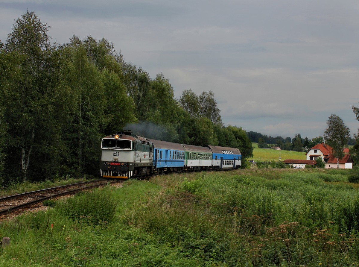 Die 754 039 mit einem Os nach Nové Údolí am 29.08.2014 unterwegs bei Hůrka.