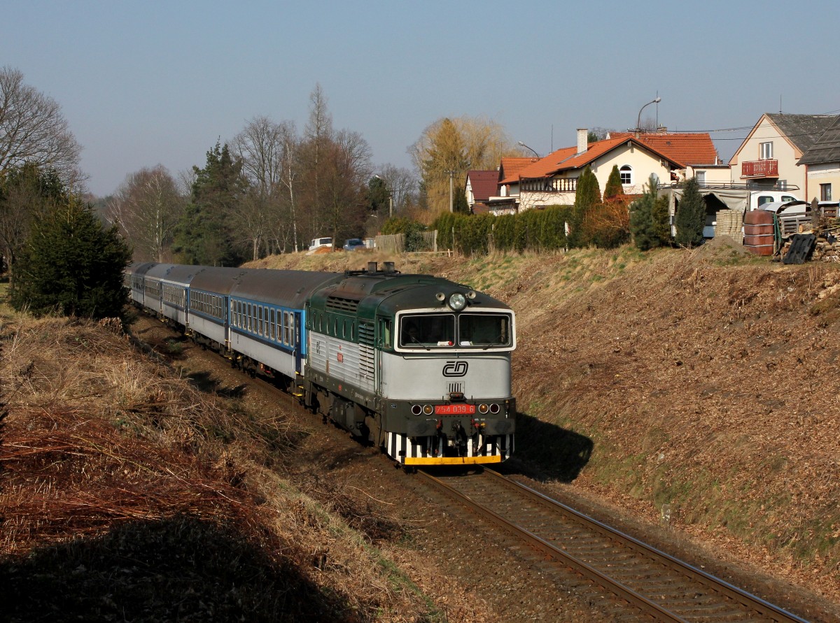 Die 754 039 mit einem Os nach Domažlice am  20.03.2015 unterwegs bei Staňkov.