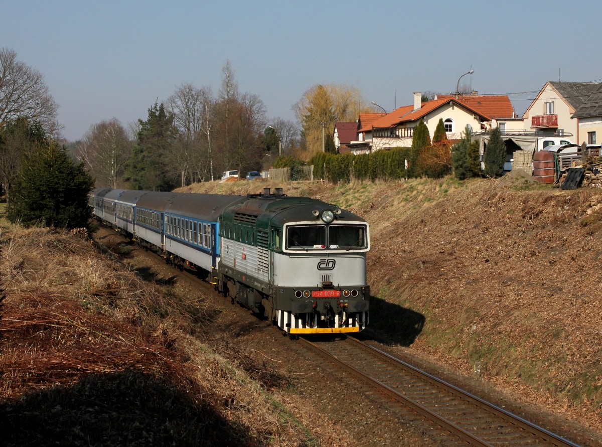 Die 754 039 mit einem Os nach Domažlice am  20.03.2015 unterwegs bei Staňkov.