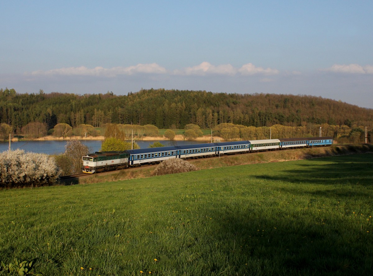 Die 754 039 mit einem Os nach Pilsen am 24.04.2015 unterwegs bei Točník.