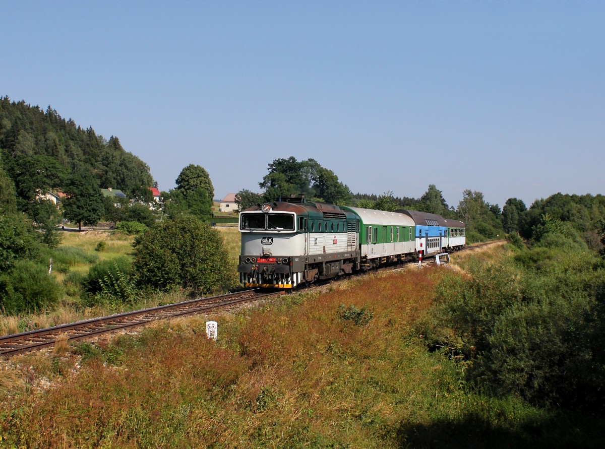 Die 754 039 mit einem Os nach Nové Údolí am 07.08.2015 unterwegs bei Hůrka.