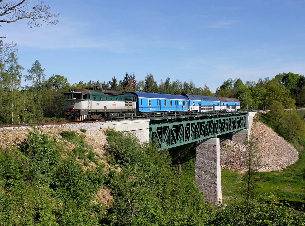 Die 754 039 mit einem Os nach Nové Údolí am 22.05.2016 unterwegs bei Holubov.