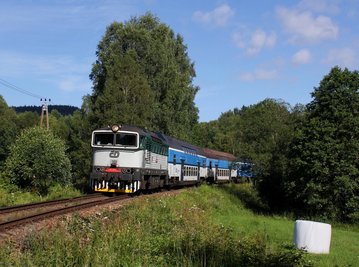 Die 754 039 mit einem Os nach České Budějovice am 30.07.2016 unterwegs bei Nová Pec.