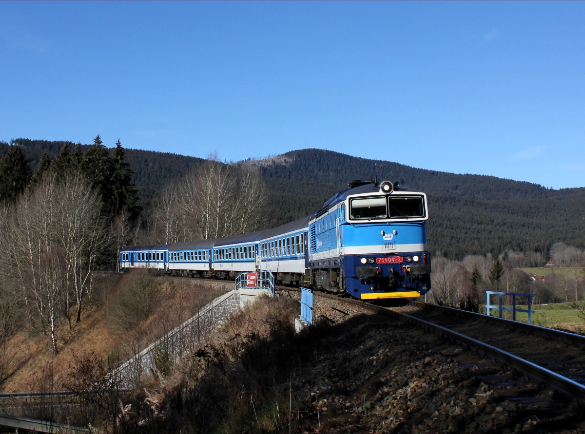Die 754 041 mit einem R nach Bayerisch Eisenstein am 15.11.2014 unterwegs bei Špičák.