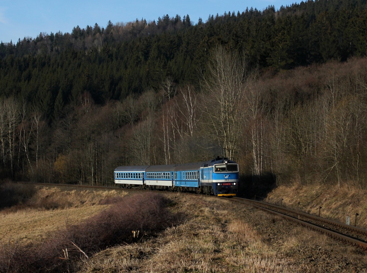 Die 754 041 mit einem Os nach Bayerisch Eisenstein am 08.03.2015 unterwegs bei Zelená Lhota.
