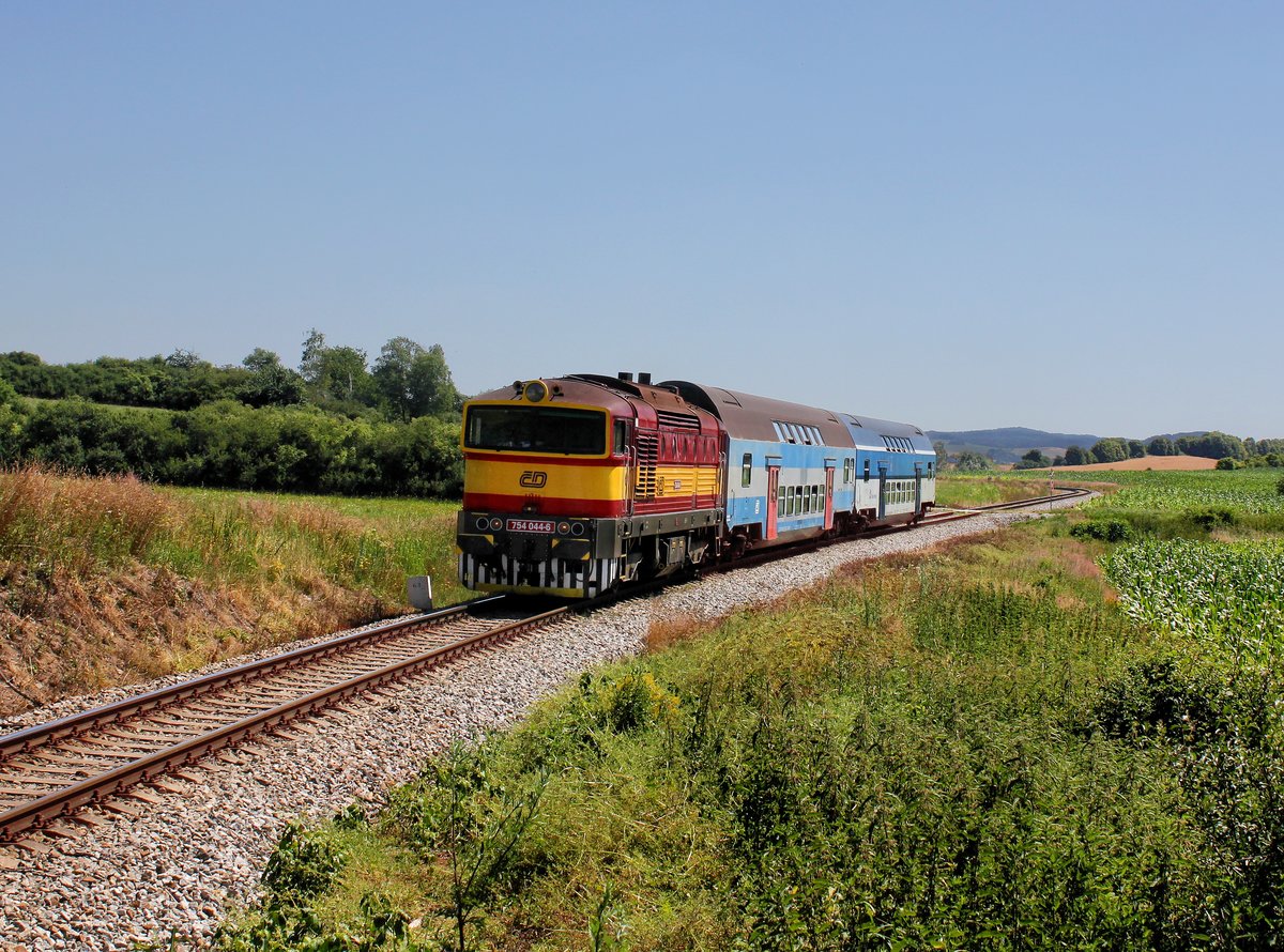 Die 754 044 mit einem Os nach Prag am 11.07.2015 unterwegs bei Pecerady.