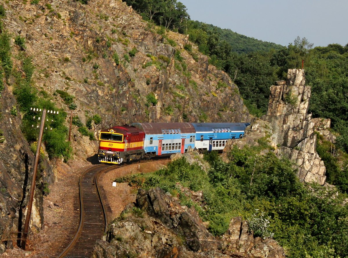 Die 754 044 mit einem Os nach Prag am 11.07.2015 unterwegs bei Petrov u Prahy.
