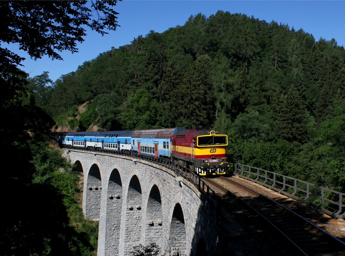 Die 754 044 mit einem Os nach Čerčany am 11.07.2015 unterwegs bei Žampach.