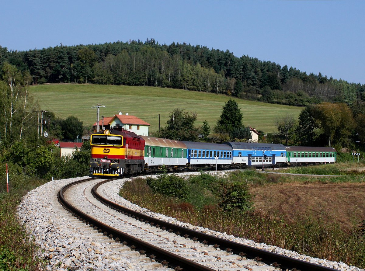 Die 754 044 mit einem Os nach Nové Údolí am 27.09.2016 unterwegs bei Plešovice.