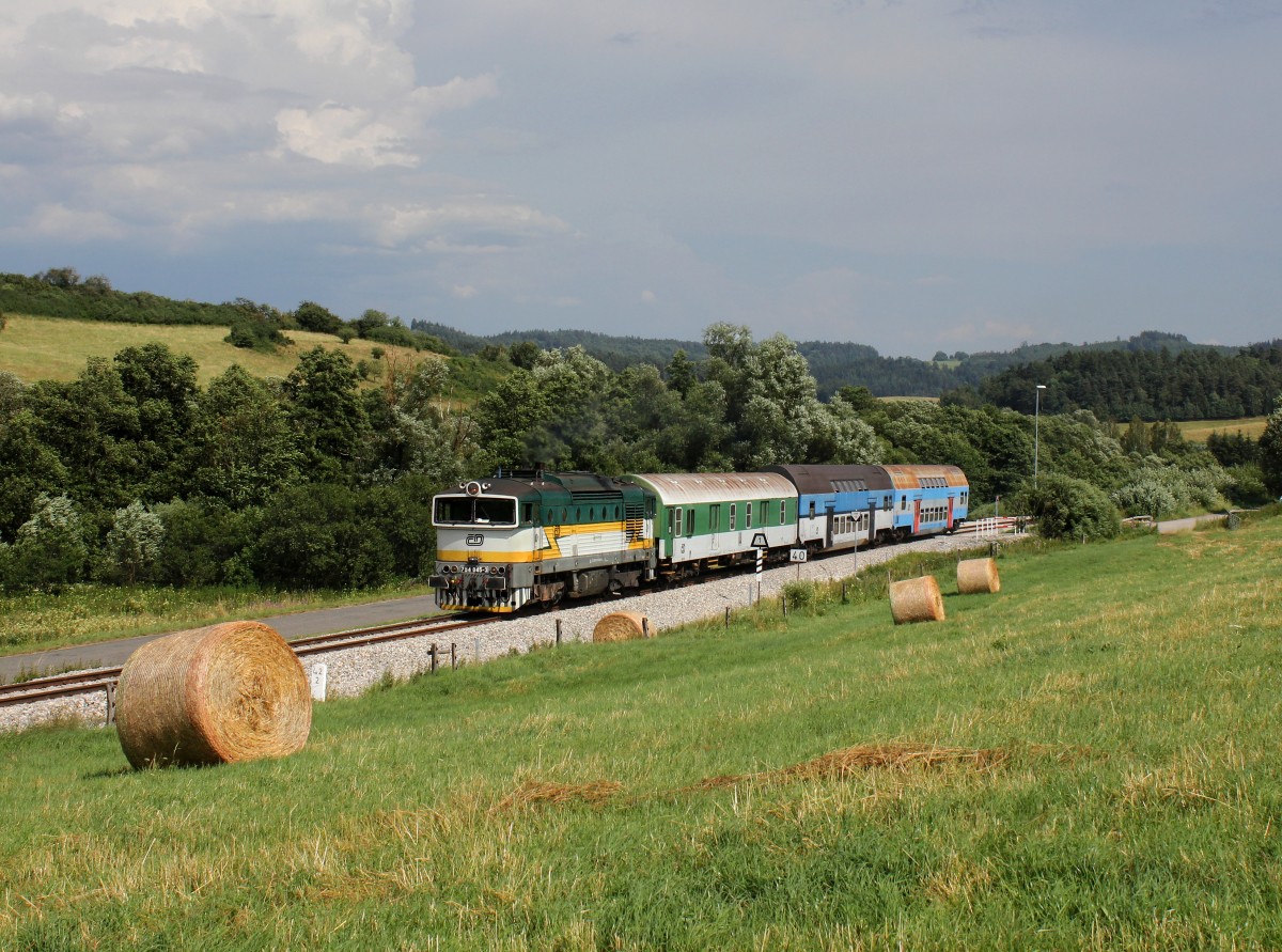 Die 754 045 mit einem Os nach Nové Údolí  am 18.07.2015 unterwegs bei Hořice na Šumavě.