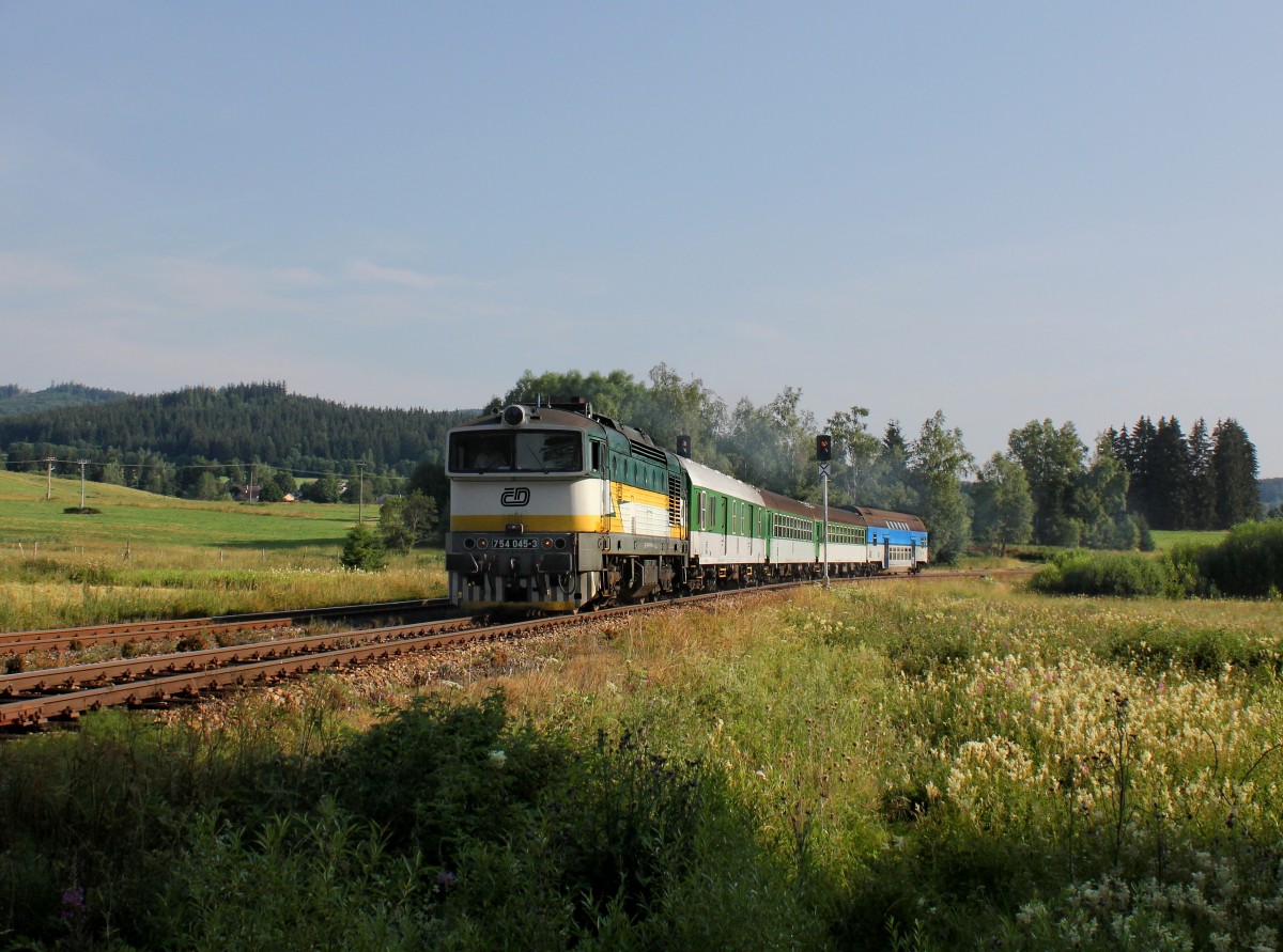Die 754 045 mit einem Os nach Nové Údolí am 18.07.2015 unterwegs bei Volary.