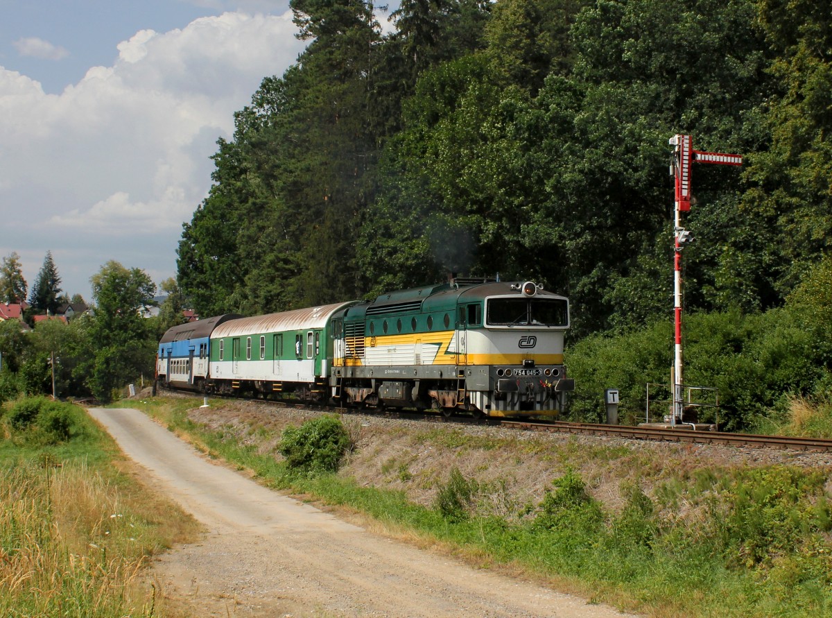 Die 754 045 mit einem Os nach Nové Údolí am 18.07.2015 unterwegs bei Kájov.