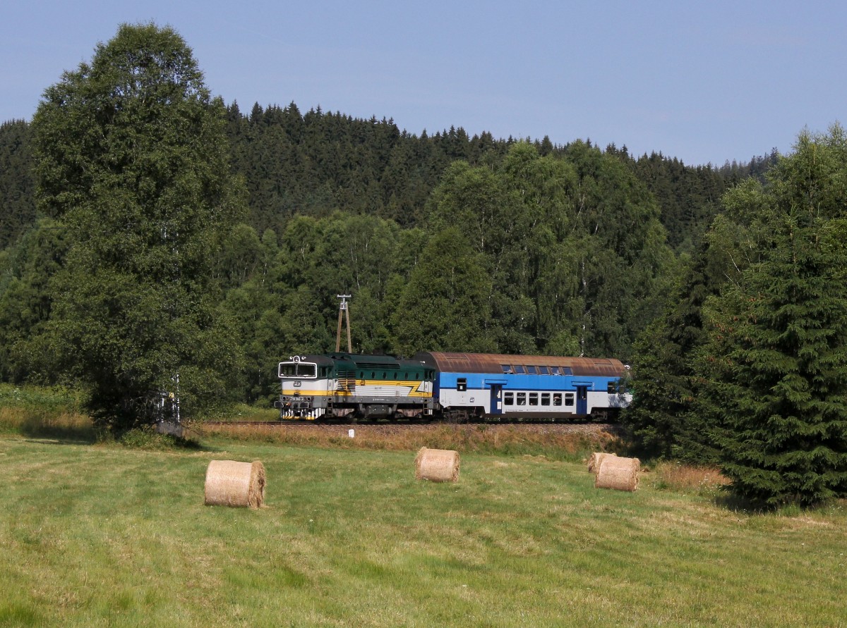 Die 754 045 mit einem Os nach České Budějovice am 18.07.2015 unterwegs bei Nová Pec.