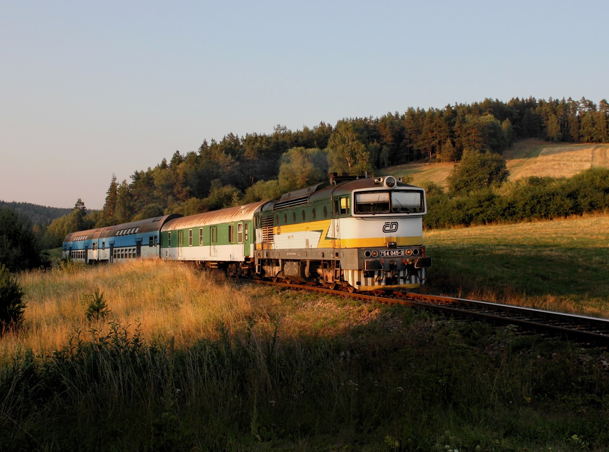 Die 754 045 mit einem Os nach Nové Údolí am 07.08.2015 unterwegs bei Šebanov.