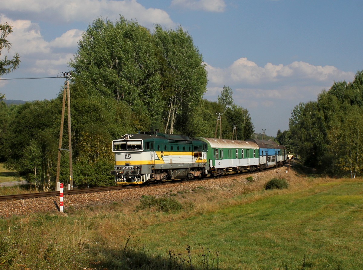 Die 754 045 mit einem Os nach Nové Údolí am 31.08.2015 unterwegs bei Nová Pec.