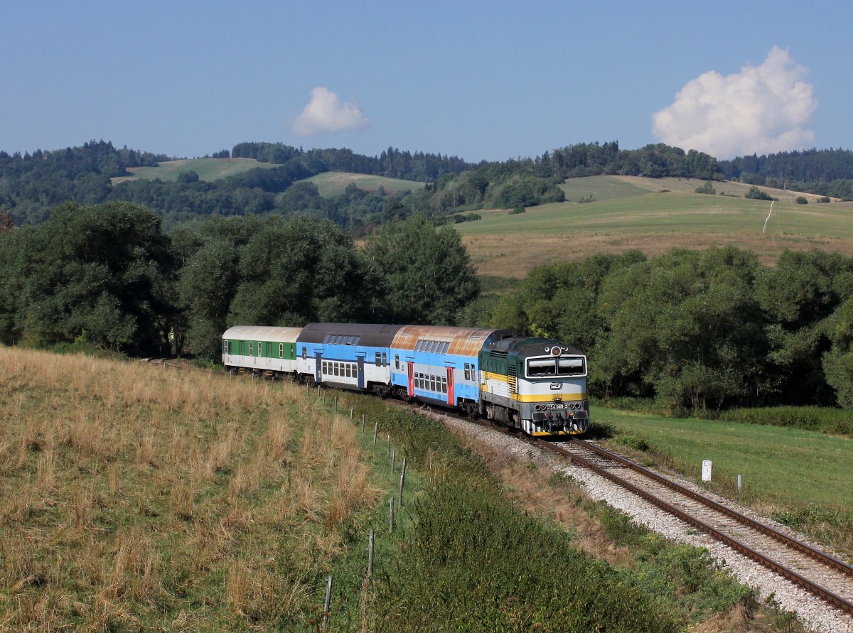 Die 754 045 mit einem Os nach Český Budějovice am 31.08.2015 unterwegs bei Šebanov.