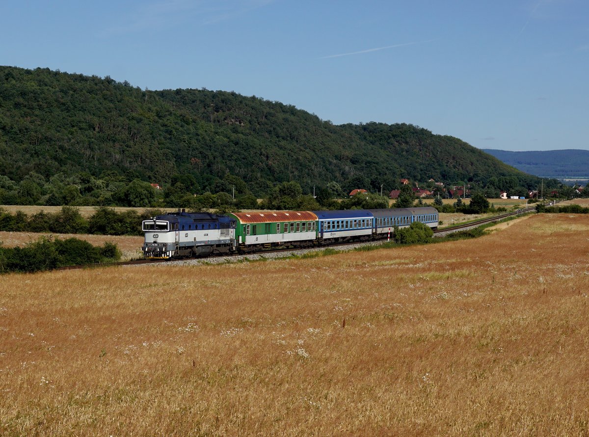 Die 754 051 mit einem R nach Prag am 30.06.2018 unterwegs bei Libomyšl.