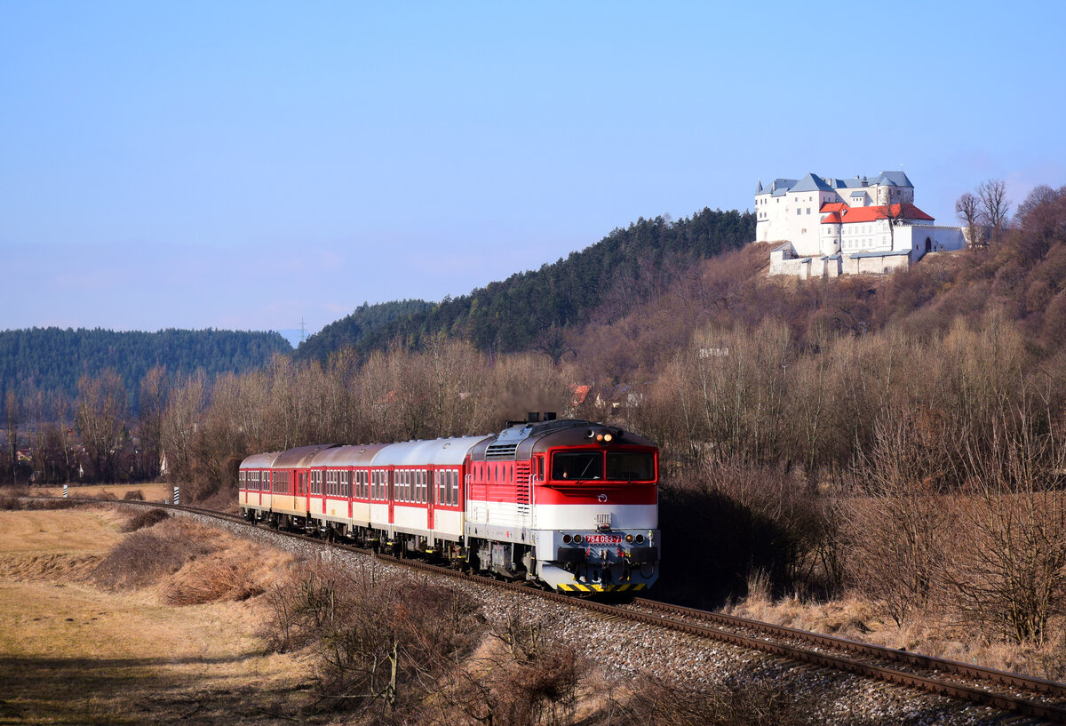 Die 754 053-er Taucherbrille mit dem REX 1781 auf dem Weg nach Margecany kurz nach Slovenská Ľupča (Slowakisch Liptsch). Auch das berühmte Schloss ist gut sichtbar.
Slovenská Ľupča, 06.03.2022.
