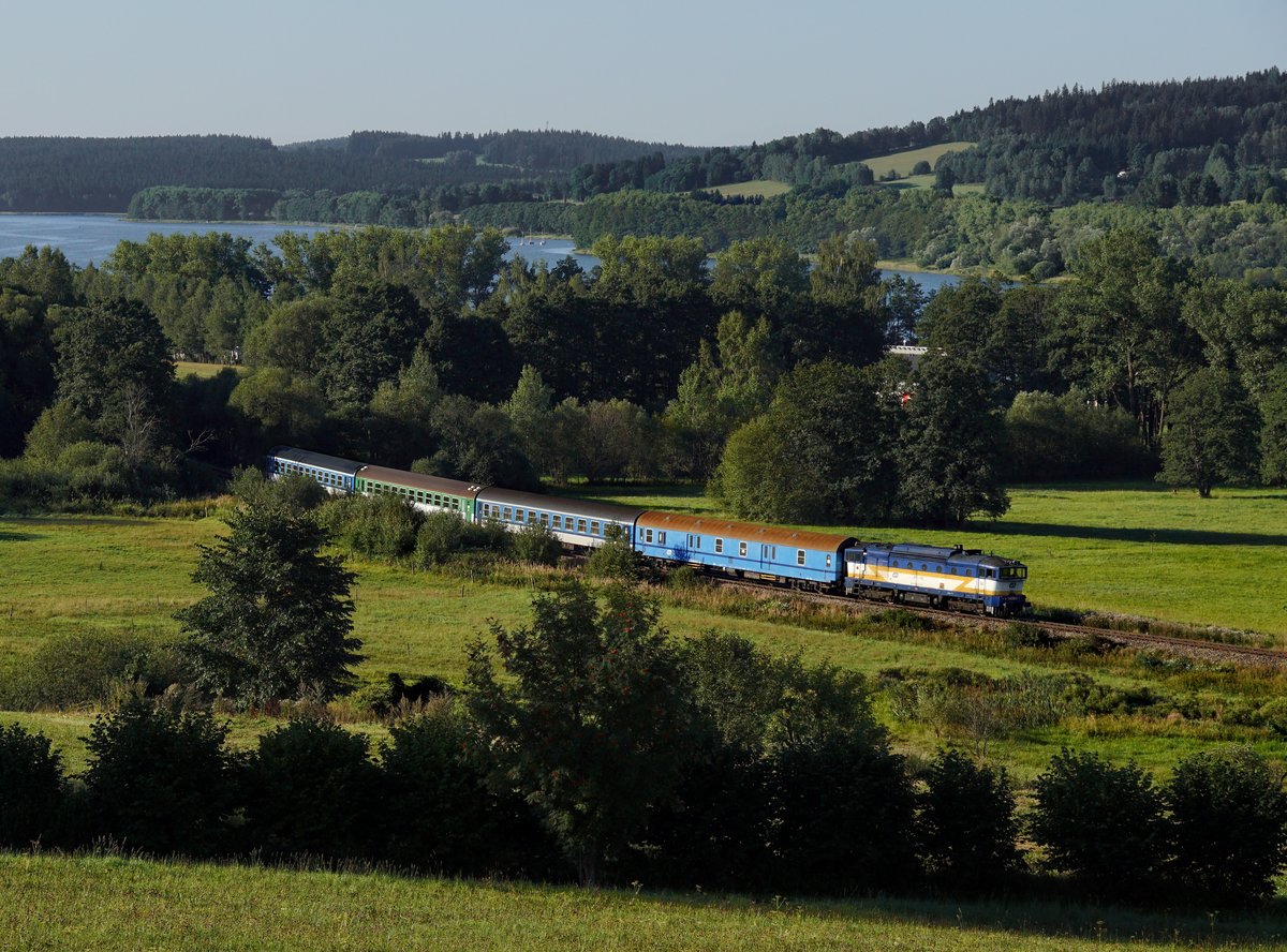Die 754 057 mit einem Os nach Volary am 15.08.2017 unterwegs bei Pihlov.
