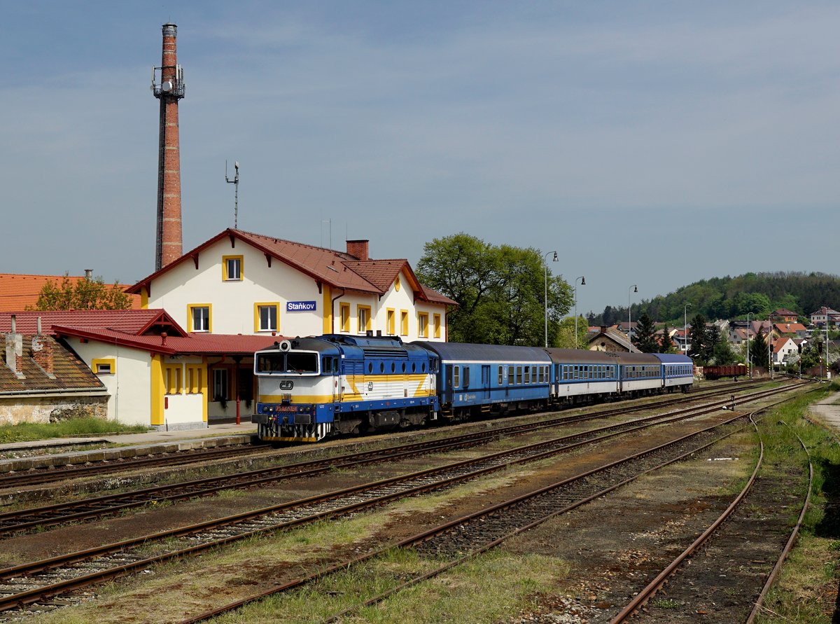 Die 754 057 mit einem Os nach Domažlice am 29.04.2018 bei der Einfahrt in Staňkov.