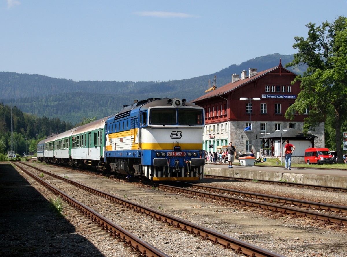 Die 754 057 mit einem Os nach Pilsen am 04.06.2011 in Böhmisch Eisenstein.